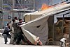 Alcuni civili tentano di spegnere il fuoco (1)