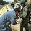 qualcuno addirittura bacia le mani ai marines (8)