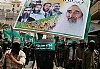 palestinesi mascherati sostengono un poster di Yassin (6)