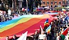 Una sterminata bandiere reca i colori della pace (12)