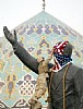 La bandiera americana sul volto del dittatore (7)