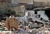 uomo israeliano porta VIA I MATERASSI DALLE MACERIE DELLA SUA CASA (12)