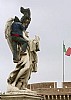 un pacifista compie un gesto contro l'intervento USA in IRAQ (11)