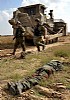 militari israeliani ispezionano il corpo di un palestinese ucciso (6)