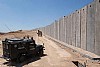 veicolo della polizia israeliana vicino alla barriera costruita vicino al campo rifugiati di Kalandia (12)