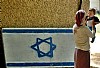 donna e suo figlio si preparano a lasciare Gaza (1)