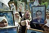 donne palestinesi mostrano le foto dei loro mariti imprigionati (4)