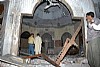 moschea dopo un bombardamento ma i civili continuano a frequentarla (10)