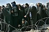donne iraqene fuori dalla prigione di Abu Ghraib (4)