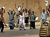 civili iracheni sventolano bandiere bianche (4)