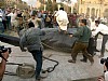 La statua di Saddam abbattuta (6)