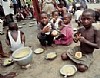 Distribuzione di cibo ad alcuni bambini e orfani di guerra in Mozambico (3)