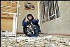 donna irakena raccoglie pallottole sulla porta di casa (3)