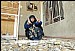 donna irakena raccoglie pallottole sulla porta di casa 3389