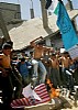 giovani palestinesi bruciano la bandiera americana (2)