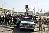 un uomo iracheno alza un poster del Shiita al-Sadar (12)