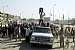 un uomo iracheno alza un poster del Shiita al-Sadar 3422