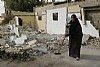 donna palestinese pulisce libera i resti della sua casa dalle macerie (2)