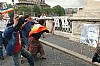 pacifisti italiani lanciano oggetti contro la foto di Bush (7)