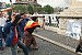 pacifisti italiani lanciano oggetti contro la foto di Bush 3487