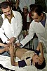dottori israeliani intervengono su un ragazzino ferito (4)