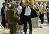 le autorità israeliane controllano se queste persone indossano esplosivi (3)
