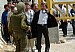 le autorità israeliane controllano se queste persone indossano esplosivi 3539