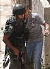 soldato israeliano arresta un giovane palestinese (9)