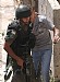 soldato israeliano arresta un giovane palestinese 3545