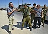 soldato israeliano separa 2 dimostranti (11)