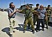 soldato israeliano separa 2 dimostranti 3547