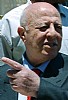 il primo ministro palestinese Ahmed Qureia parla ai giornalisti (8)