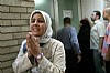 donna irachena aspetta fuori dall'ospedale informazioni sui suoi parenti (2)
