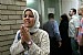 donna irachena aspetta fuori dall'ospedale informazioni sui suoi parenti 3574