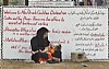 donna irachena attende con suo figlio fuori dalla prigione (3)