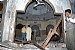 moschea dopo un bombardamento ma i civili continuano a frequentarla 3582