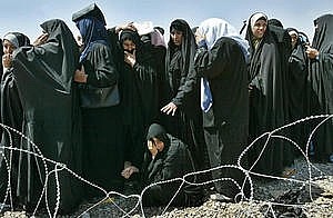 donne iraqene fuori dalla prigione di Abu Ghraib