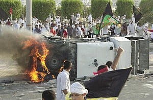 veicolo della polizia in fiamme