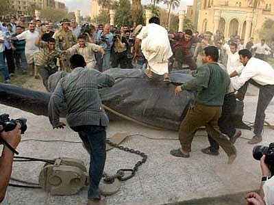 La statua di Saddam abbattuta