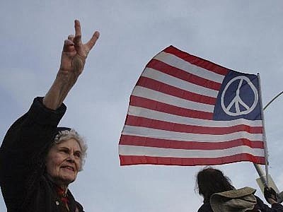 Le stelle della bandiera statunitense trasformate nel simbolo universale della pace