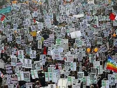 Migliaia di inglesi in piazza contro la guerra