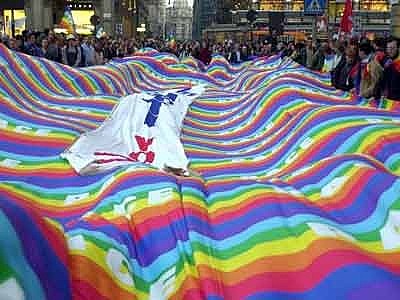 Un arcobaleno di stoffa per dire NO alla guerra