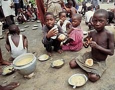 Distribuzione di cibo ad alcuni bambini e orfani di guerra in Mozambico