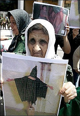 donna mostra foto delle torture usa