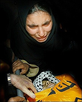 Il piccolo Palestinese Mona Abu Tabak pianto dalla sorella