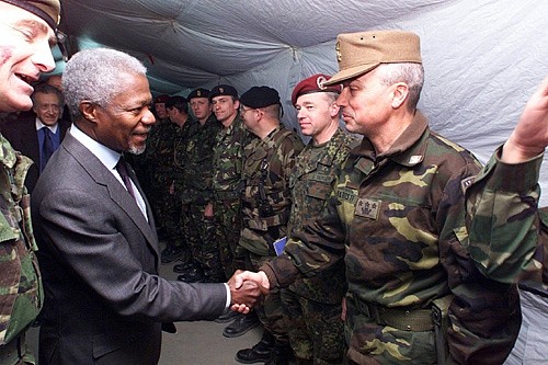 Koffi Annan saluta l'esercito italiano