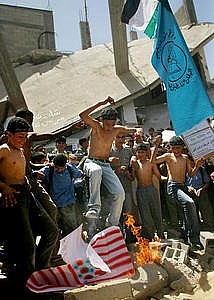 giovani palestinesi bruciano la bandiera americana