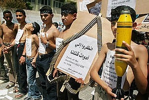 manifestazione anti-USA di giovani palestinesi