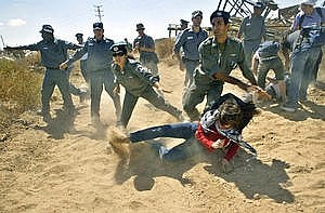 polizia israeliana contro un dimostrante