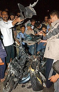 resti di un motociclo colpito da un elicootero israeliano